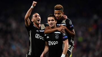 Tadic, Neres y Ziyech celebrando uno de los goles durante el Real Madrid-Ajax de la Champions League. 