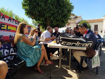 Aficionados comen en la Plaza de San Antonio.