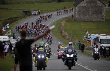 El pelot¨®n durante la novena etapa del Tour.