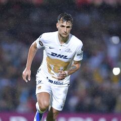 Dinenno adelantó a Pumas con un penal repetido