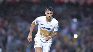 Dinenno adelantó a Pumas con un penal repetido