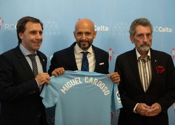 Presentaci¨®n de Miguel Cardoso como nuevo entrenador del Real Club Celta de Vigo, con el presidente de la entidad Carlos Mouri?o y Felipe Mi?ambres, director deportivo.