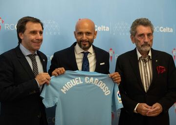 Presentación de Miguel Cardoso como nuevo entrenador del Real Club Celta de Vigo, con el presidente de la entidad Carlos Mouriño y Felipe Miñambres, director deportivo.
 