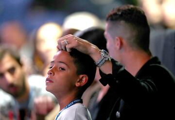 Cristiano made the most of the international break to watch the Djokovic v Isner match at the ATP Finals in London with Georgina Rodríguez and his eldest son.