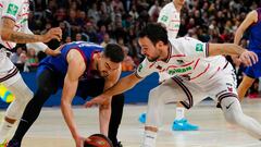 Satoranský  ante el base del Covirán Granada Lluis Costa durante el partido de la Liga Endesa.