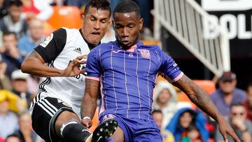 GRAF907. VALENCIA, 04/11/2017.- El defensa colombiano del Valencia Jeison Murillo (i) disputa un balón con el delantero francés del Leganés Claudio Beauvue (d) durante el partido correspondiente a la undécima jornada de LaLiga Santander disputado hoy en el estadio de Mestalla.EFE/ Juan Carlos Cardenas