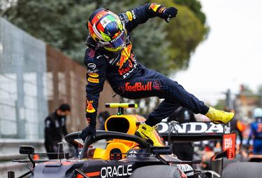 Prez necesitaba a Red Bull y Red Bull necesitaba a Prez. La llegada del mexicano a la escudera energtica estuvo provocada por una bsqueda desesperada por parte de los de Milton Keynes, por encontrar a un compa?ero de equipo que pudiese apoyar a Verstappen y al mismo tiempo su-plir al neerlands en sus momentos de ausencia, mientras que por su parte Checo (tras saber que no continuara junto a Racing Point) necesitaba un monoplaza con el que seguir proyectando su progresin en el Mundial. Y estuvo en el sitio adecuado, en el momento adecuado.