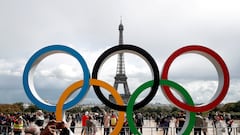 Imagen de los aros olímpicos delante de la Torre Eiffel de París.