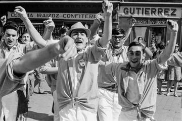 Españoles bailando durante las festividades de San Fermín en Pamplona, ​​​​España, en 1968.