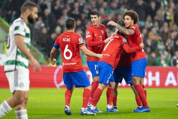 1-1. Antoine Griezmann celebra con sus compañeros el gol que marca de penalti en el minuto 25 de partido.