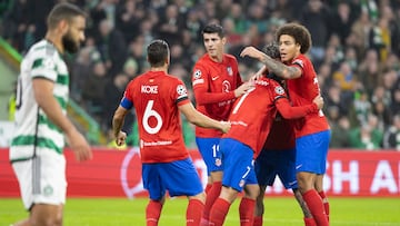 1-1. Antoine Griezmann celebra con sus compañeros el gol que marca de penalti en el minuto 25 de partido.