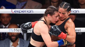 Katie Taylor y Amanda Serrano durante el combate.