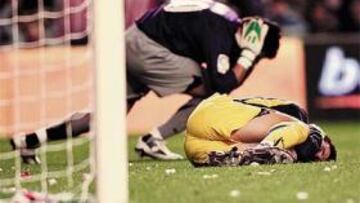 <b>PREMIO Y NO CIERRE. </b>El petardo que derribó a Falcón y Molinero en San Mamés permitió empatar al Athletic y La Catedral no será cerrada.