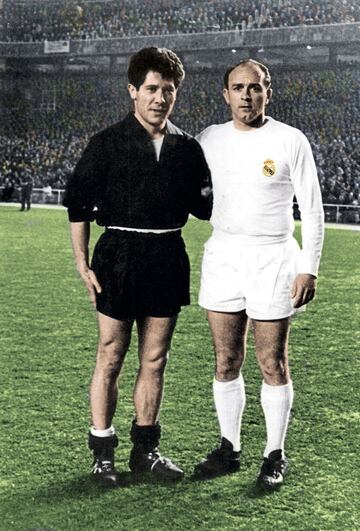 Argentino nacionalizado italiano, el primer balón de oro juventino. Jugó en la Juve entre 1957 y 1965. En la foto con Alfredo Di Stefano