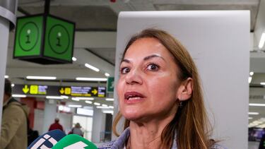 Una familiar del defensa del RCD Mallorca 'Copete', conversa con los medios a su llegada al aeropuerto de Palma. La expedición del RCD Mallorca estaba molesta por los episodios de acoso sufridos en el estadio de Yeda donde se disputó la semifinal de la Supercopa de España.