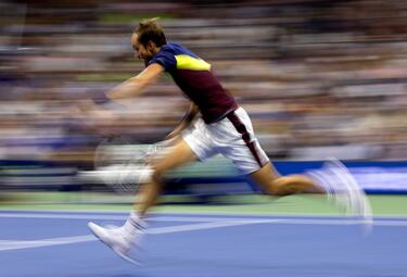 Inspired Medvedev beats Alcaraz to set up US Open final with Djokovic