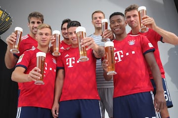 James Rodríguez y el Bayern Múnich posaron para la tradicional foto del equipo con los trajes que le hacen homenaje a la cerveza en Alemania