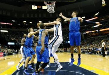 Marc Gasol ante Dirk Nowitzki, Raymond Felton y Dwight Powell.