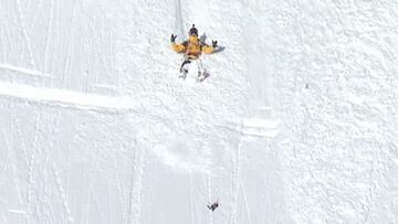 El freerider Abel moga estirado en la nieve, sin esqu&iacute;s, abriendo los brazos, durante la prueba de Kicking Horse Golden BC del Freeride World Tour en Canad&aacute;, celebrada el viernes 17 de febrero del 2023. 