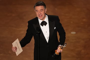 El guionista Peter Straughan recoge el Oscar por la cinta de Edward Berger, 'Conclave'.