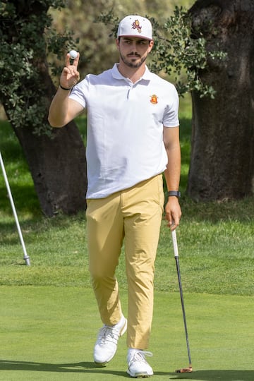 Josele hace un gesto de agradecimiento al público tras embocar su putt en el green del 9 este jueves. 