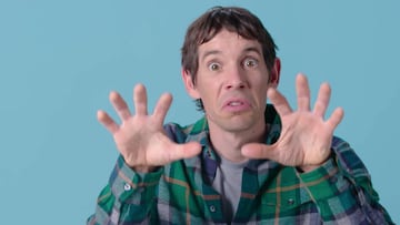 El escalador Alex Honnold, con camisa de cuadros, enseña sus manos para responder a la pregutna de si son grandes o no.