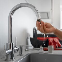 El truco de un experto en limpieza para eliminar la cal de los grifos