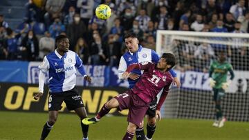 Momento del partido entre el Alavés y la Real Sociedad.