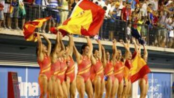 Las españolas celebran su triunfo en la final de waterpolo.