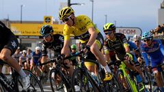 Chris Froome of Britain (C yellow jersey) competes during the criterium main race at the Tour de France Saitama Criterium cycling road race in Saitama on November 4, 2017. / AFP PHOTO / Toshifumi KITAMURA