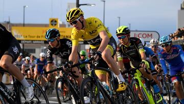 Chris Froome of Britain (C yellow jersey) competes during the criterium main race at the Tour de France Saitama Criterium cycling road race in Saitama on November 4, 2017. / AFP PHOTO / Toshifumi KITAMURA