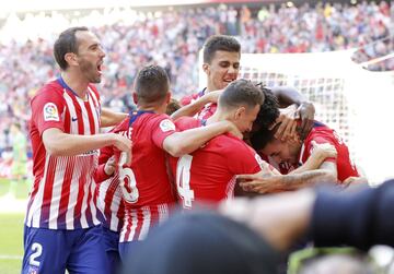 Los rojiblancos celebran el 1-0 de Correa.