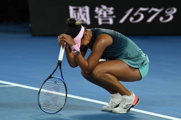 Naomi Osaka se proclama campeona del Abierto de Australia tras vencer a Kvitova por 6-7, 7-5 y 4-6.