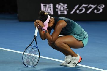 Naomi Osaka se proclama campeona del Abierto de Australia tras vencer a Kvitova por 6-7, 7-5 y 4-6.