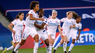 PLyon's French Defender Wendie Renard (2L) celebrates after scoring a penalty during the quater-final UEFA Women's Champions League football match between Lyon(OL) and Paris Saint-Germain(PSG) at the Parc des Princes Stadium in Paris, on 2021, M