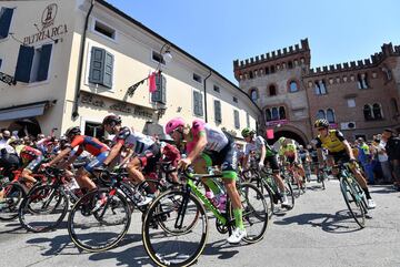 El pelotón a su salida en San Vito al Tagliamento. 