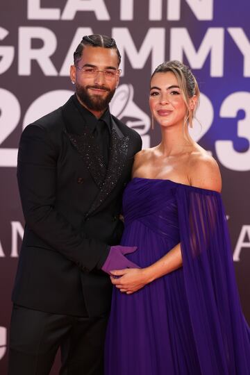 Maluma y Susana Gómez posando en la alfombra roja de los Premios Grammy Latino 2023, en el Palacio de Congresos de Sevilla.