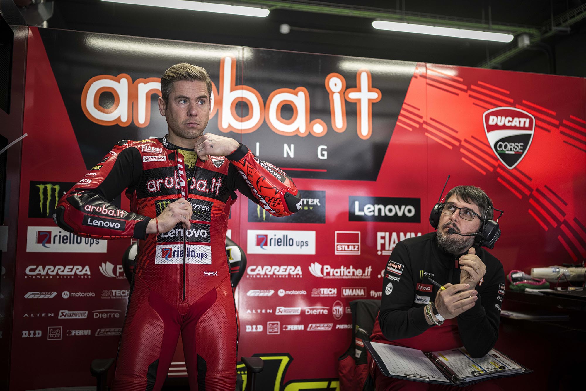 Álvaro Bautista, en el box del Aruba Ducati durante el test de SBK en Montmeló.