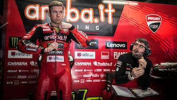 Álvaro Bautista, en el box del Aruba Ducati durante el test de SBK en Montmeló.