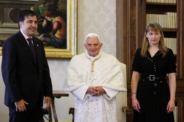 Benedicto XVI junto a Georgia Mikheil y Mikheil Saakashvili, abogado y pol¨ªtico de origen georgiano.