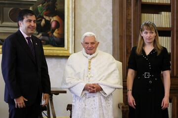 Benedicto XVI junto a Georgia Mikheil y Mikheil Saakashvili, abogado y político de origen georgiano.