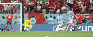 El portero español Unai Simón despeja una ocasión del equipo marroquí.