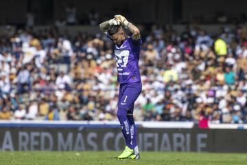 El 'pollo' es un portero desconcertante ya que una tarde puede salir inspirado y tapar todos los intentos del rival o cometer osos garrafales que le han costado puntos a Pumas.