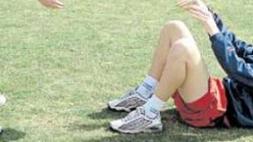 <b>TRABAJO INTENSO. </b>Germán Hornos se entrena duramente para volver a jugar. Atrás ha quedado el susto vivido con el accidente de tráfico que tuvo en su país. La imagen superior refleja cómo quedó su vehículo.