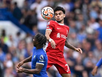 Liverpool debutó en la Premier League en condición de visitante ante el Chelsea. Luis Díaz abrió el marcador para los Reds, mientras que Axel Disasi empató para los locales para el 1-1 final.