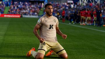 GETAFE 26/04/2023.-  El delantero colombiano de la UD Almería Luis Suárez celebra su gol durante el partido correspondiente a la Jornada 31 de LaLiga que juegan Getafe SAD y UD Almería este miércoles en el Coliseum Alfonso Pérez de la ciudad madrileña. EFE/ Borja Sánchez-trillo
