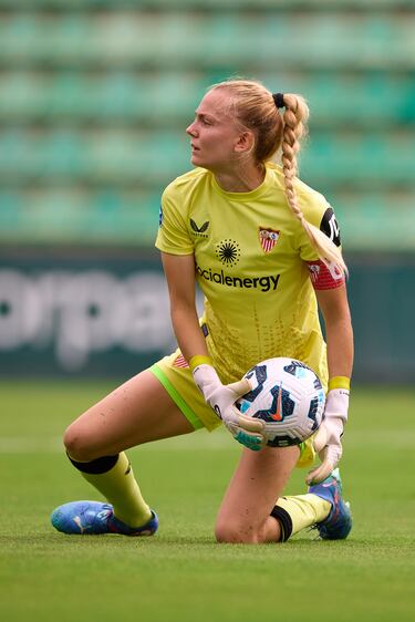 A sus 32 años y tras haber sido convocada por la Selección española esta temporada, la segunda portera de la Liga con más paradas realizadas (98) también está en muchas agendas. Es una mítica de la máxima categoría.