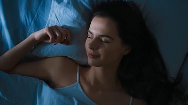 Duerme mejor con esta almohada Cecotec suave, esponjosa y antiácaros