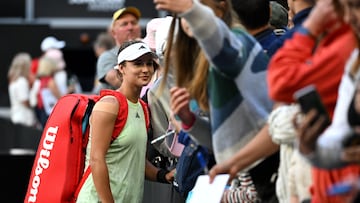 Anna Kalinskaya se hace fotos con seguidores después de vencer a Jasmine Paolini en el Open de Australia.