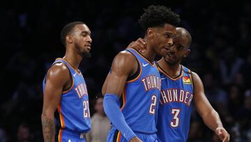 Chris Paul felicita a sus compa&ntilde;eros durante un partido de la NBA con los Oklahoma City Thunder